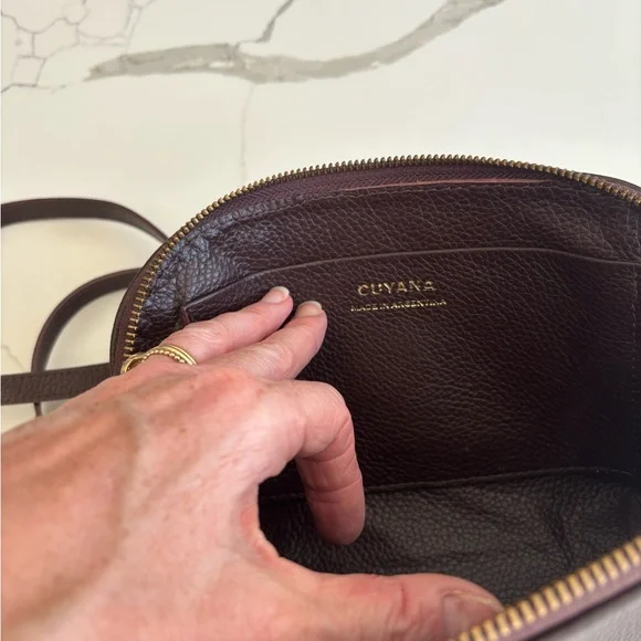 Cuyana Travel Case Pebbled Leather Crossbody in Chocolate Brown with dust cover - Picture 6 of 9